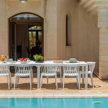 Villa Sunnyvillas: 4br Seafront Villa*private Pool*bw44
